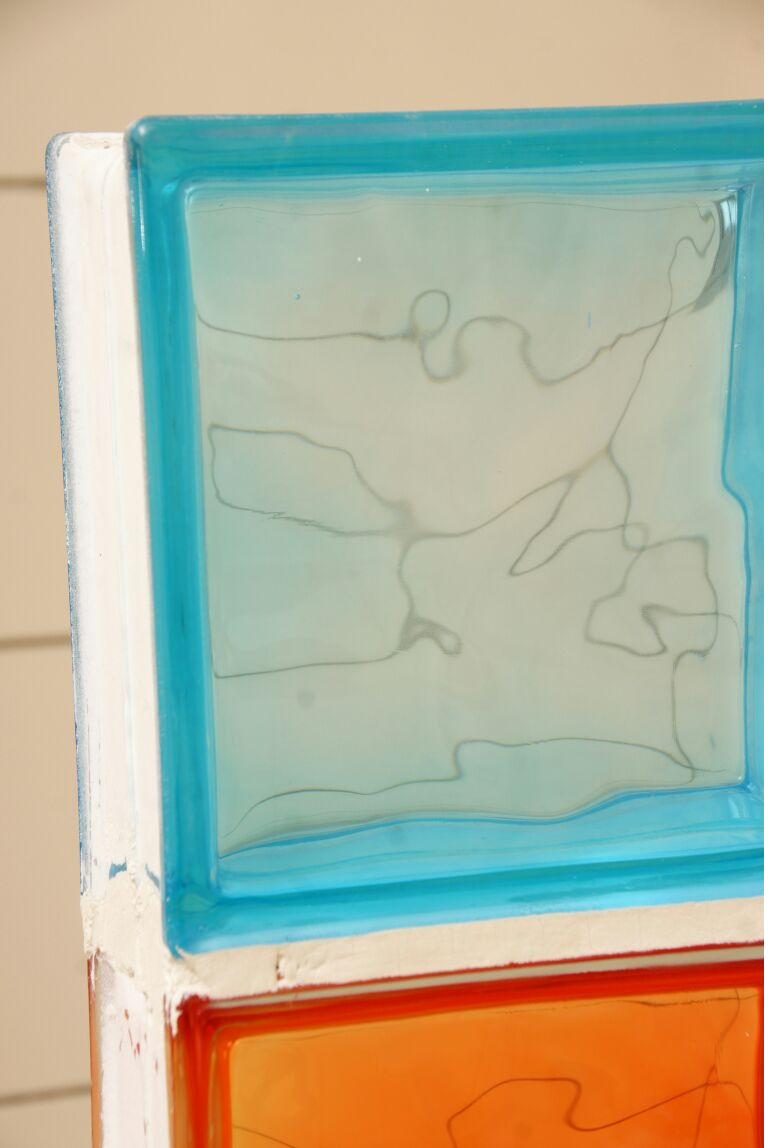Détail pavé de verre coloré
